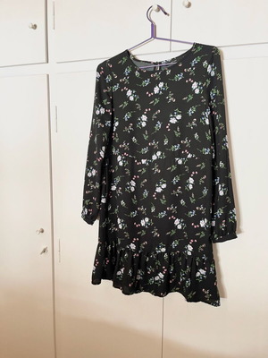 Floral dress Vero Moda like new, loose, short, black multicolor