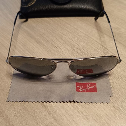 Ray Ban RB3025 Aviator sunglasses, medium size, silver frame