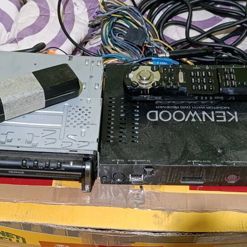 Kenwood 1DIN screen like new with remote control