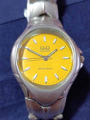 Q&Q Quartz wristwatch with yellow dial
