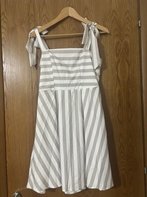 Dress knee-length new, size M, white and gray