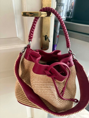 Τσάντα χειρός Callista από raffia και δέρμα με κόκκινες λεπτομέρειες καινούργια