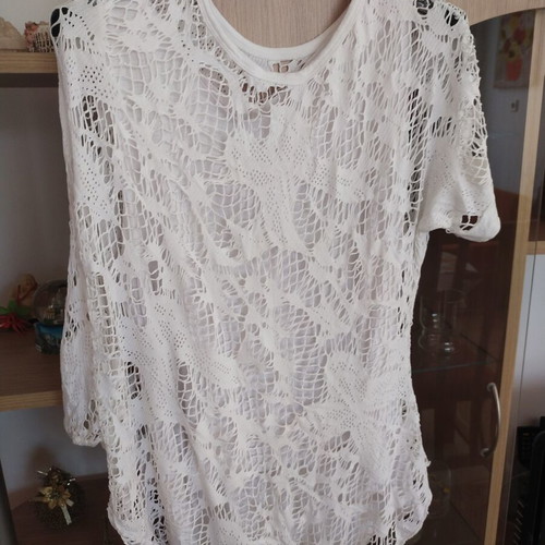White blouse with mesh knit and asymmetric sleeves like new