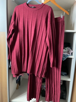 Desiree knitted set like new, red