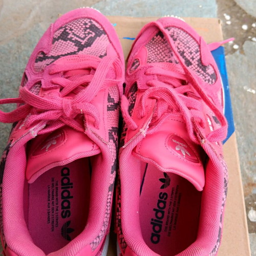 Adidas athletic shoes used, size 40 2/3, pink