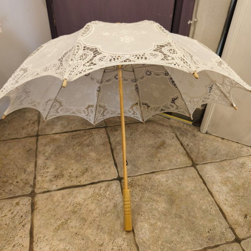 Wooden umbrella with lace decoration, 60cm