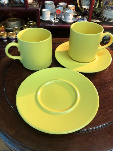  set tsagiou 12 tmch.  apo 6 koupes  ke 6 piata …ametachiristo  (Porcelain Tea set 12 pcs 6 cups and 6 plates of yellow color… Unused)
