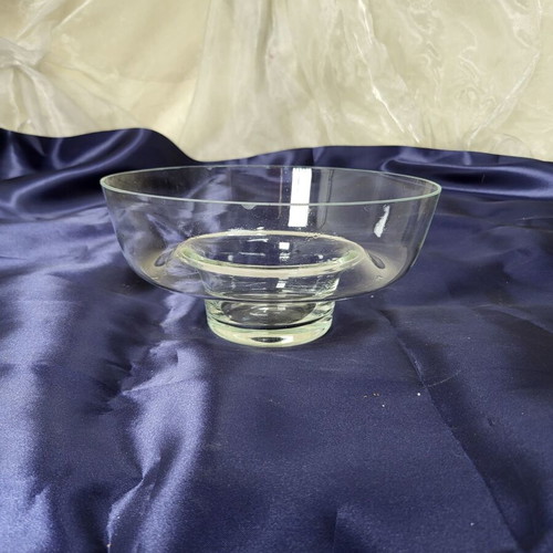 Large glass bowl with foot like new, versatile serving fruit bowl