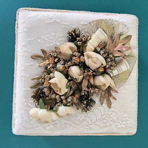 Vintage velvet box with flowers like new