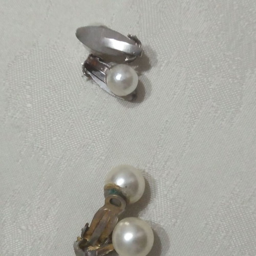 Pearl earrings used, 2 sets with clip white
