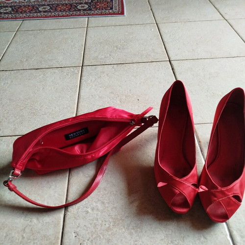 Set of size 40 pumps and satin bag like new, red
