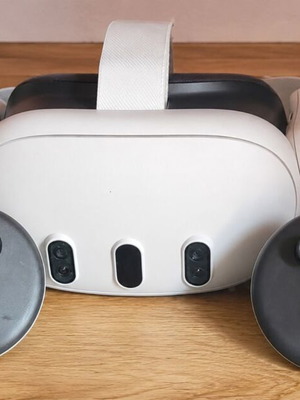 Meta Quest 3 512GB VR headset with 2 controllers and extra comfort strap used