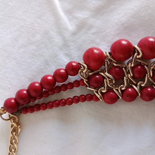 Necklace with red beads and gold details new