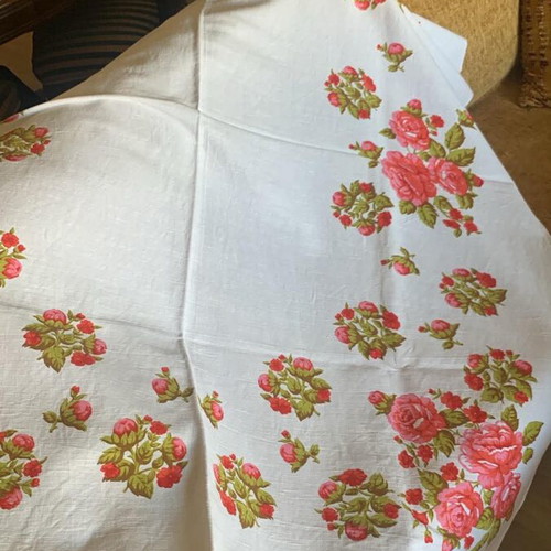 Linen tablecloth with roses 1.26x1.54 m