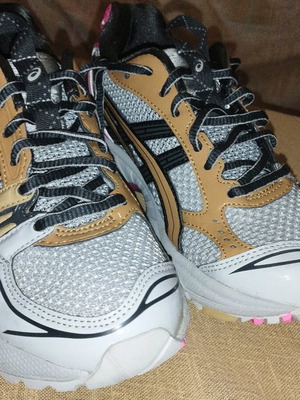 Αθλητικά παπούτσια Asics νούμερο 35,5 σαν καινούργια, πολύχρωμα