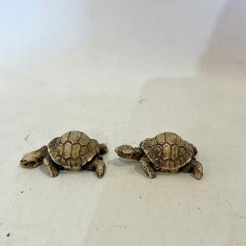 Set of 2 decorative resin turtle miniatures used, 2x5 cm