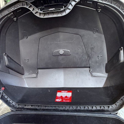 Motorcycle top case 45 liters like new with base