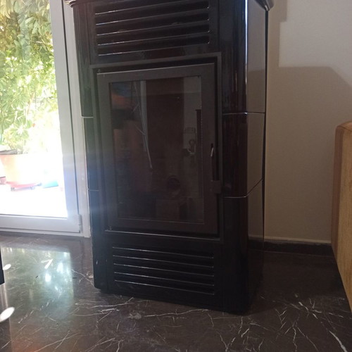 Pellet stove used with remote control, excellent condition