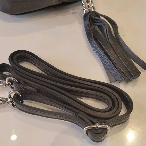 Leather crossbody bag like new, black with detachable strap