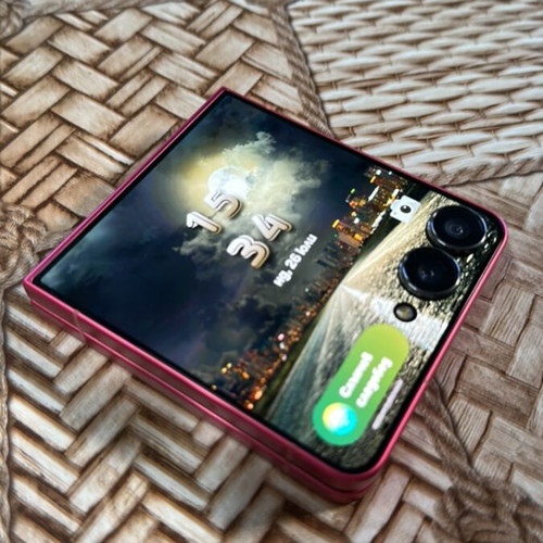 Samsung Galaxy Z Flip 7 used, pink color, 256GB