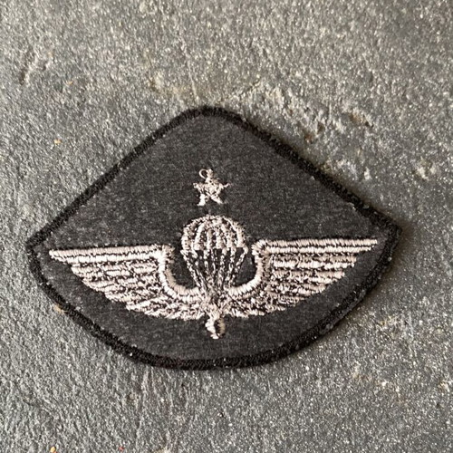 Military insignia like new, as shown