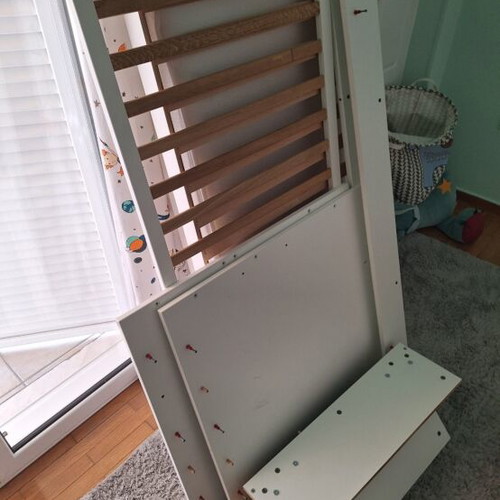 Omni baby crib with 3 mattress height positions and removable rail