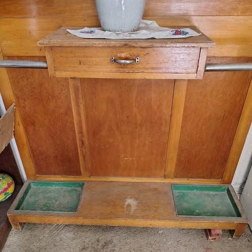Entrance furniture port-manto used