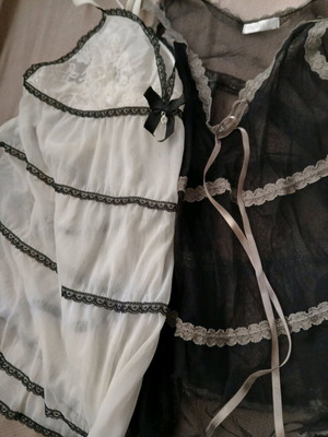 Set of 2 camisole like new, white and black with romantic details