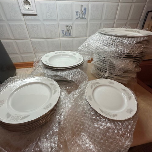 Karlovarský Porcelán Thun 1974 porcelain dinnerware set, complete 74 pieces