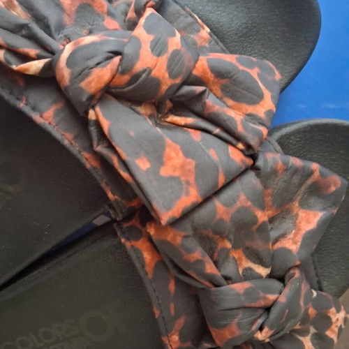 Colors Of California leopard bow satin slides like new