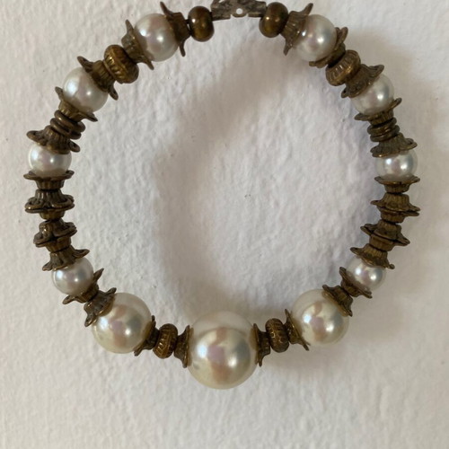 Handmade earring with pearls single