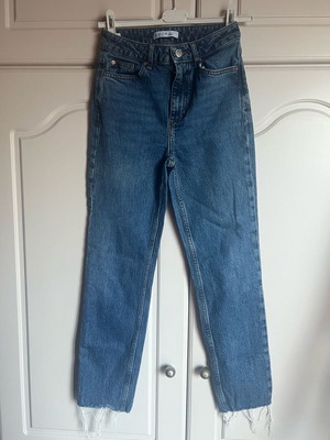 Skinny jeans like new, size 34 with frayed hems