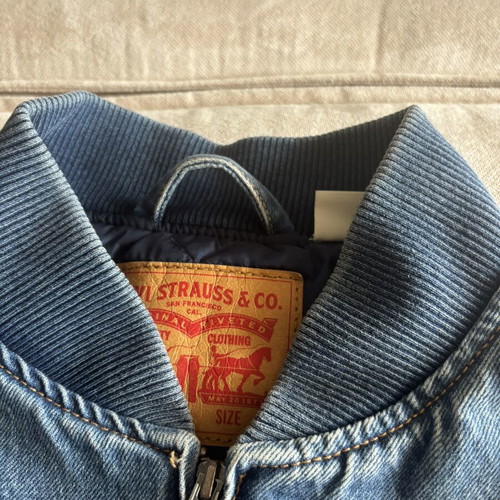Levi's denim vest size L with quilted lining like new, blue