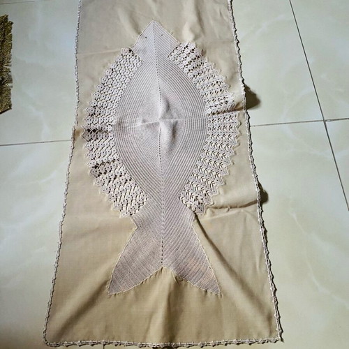 Vintage handmade table runner like new