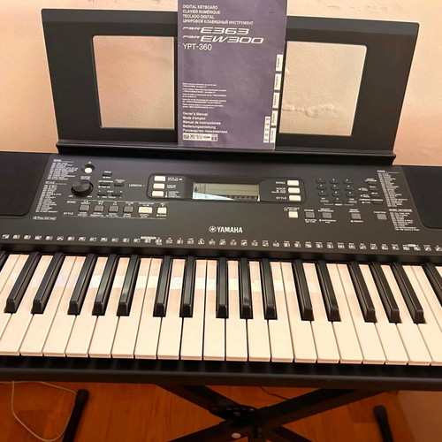 Yamaha PSR-E363 keyboard like new with stand and music rest