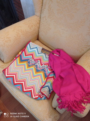 Dolce Cabana Handbag authentic, like new, wooden handles