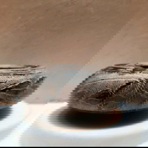 Ръчно изработена издълбана пепелник с камък от Мъртво море като нов