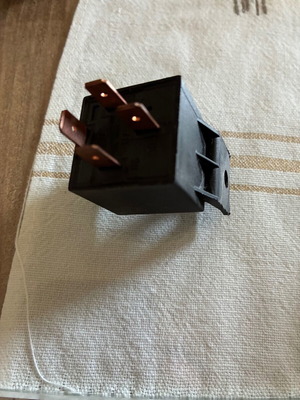 Universal 40A car relay with mounting base