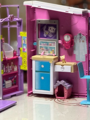 Barbie veterinary clinic that closes like a suitcase, like new