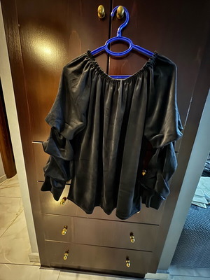 Velvet long-sleeve blouse like new, black