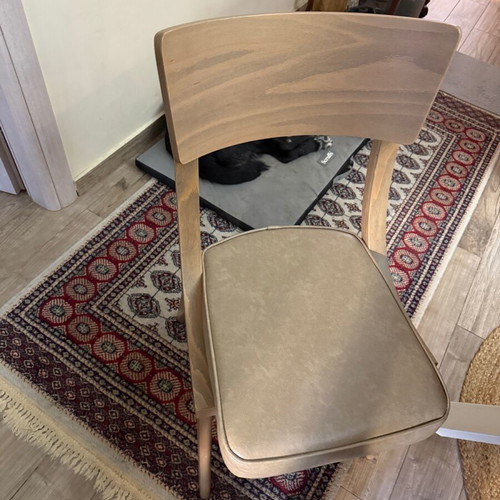 Dining table with 5 chairs like new