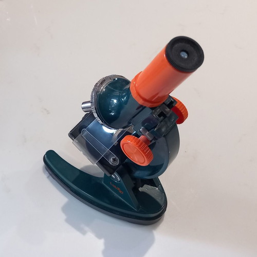 Children's microscope used with three magnification levels