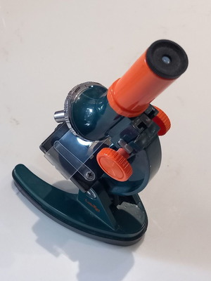 Children's microscope used with three magnification levels