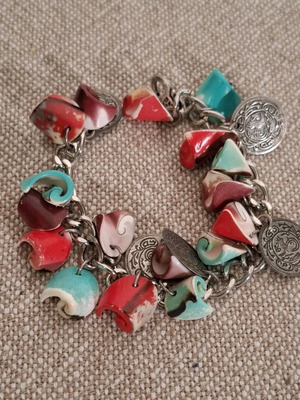 Bracelet used with hanging decorative shells, red multicolor