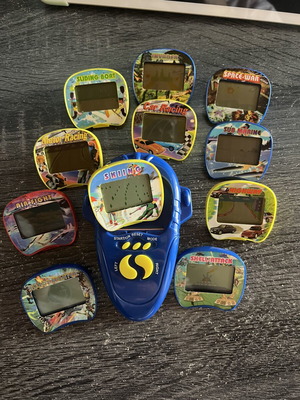 Vintage φορητή κονσόλα LCD παιχνιδιών με 8 εναλλάξιμα παιχνίδια