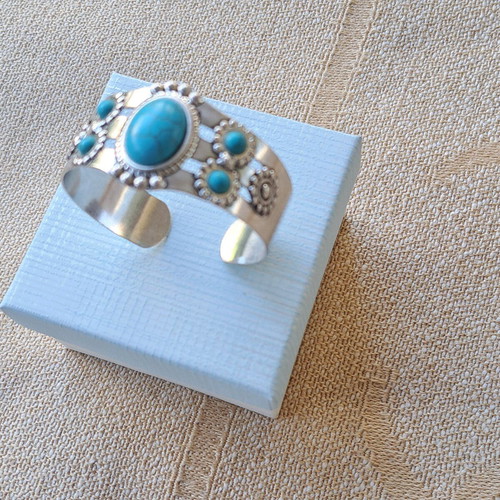 Bracelet cuff like new with turquoise and haolite stones