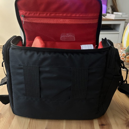 Nikon D7200 DSLR with NIKKOR 18-140mm VR lens and bag, full kit