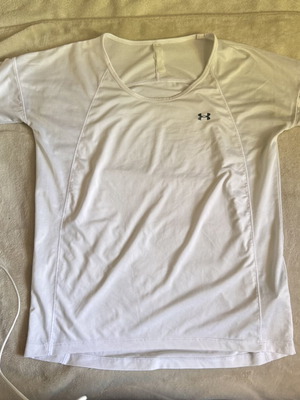 Under Armour women's white t-shirt like new, fits M/L