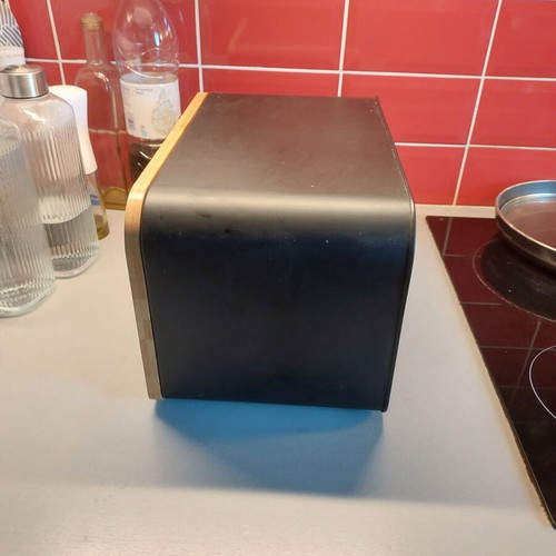 Bread box with integrated cutting board from Akishop