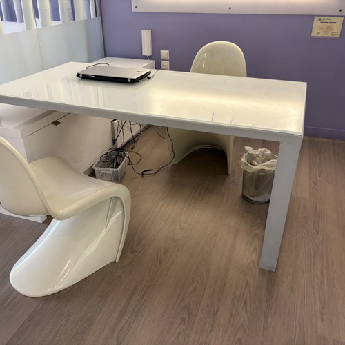 Corner desk 1.90x1.80 with two chairs like new, white lacquer and glass